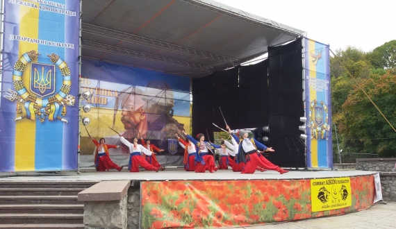 Великою концертною програмою, показовими виступами майстрів бойових мистецтв та самооборони відзначили День захисника України, День Українського козацтва та Свято Покрови на Співочому полі у Печерському ландшафтному парку.